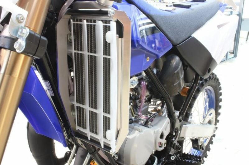 AXP RADIATOR BRACES BLK
