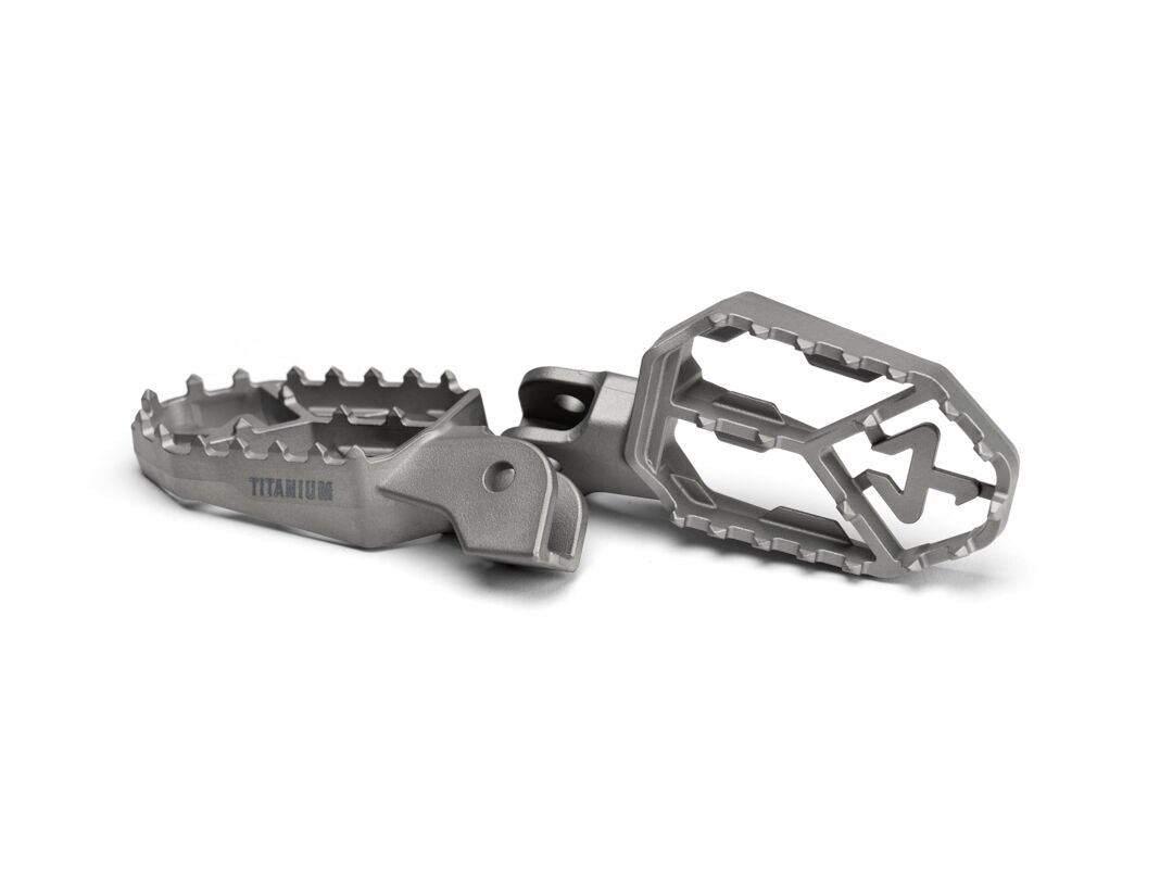 FOOTPEGS TITANIUM SUZUKI V-STR