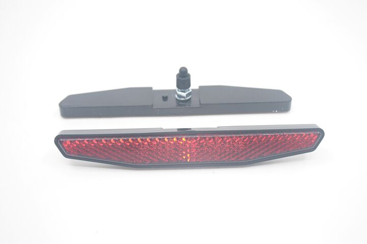 REFLECTOR SCREW RED