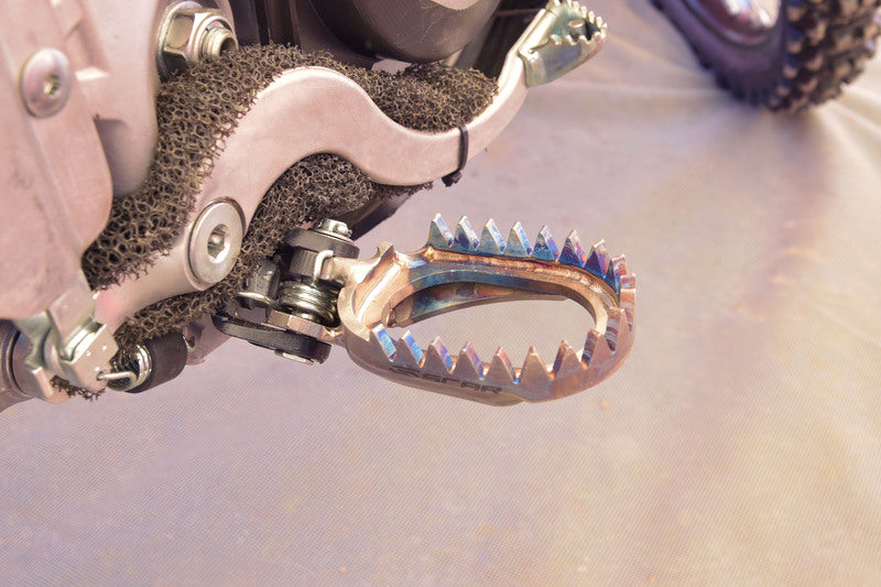 SCAR FOOT PEGS TITANE ANTI MUD